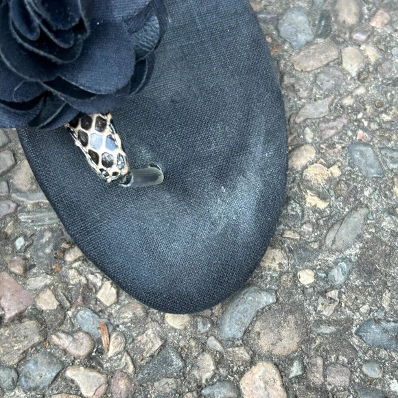 Beverly Feldman Snakeskin Black Rose Floral Thong Heeled Sandals Size 7 - Picture 7 of 9